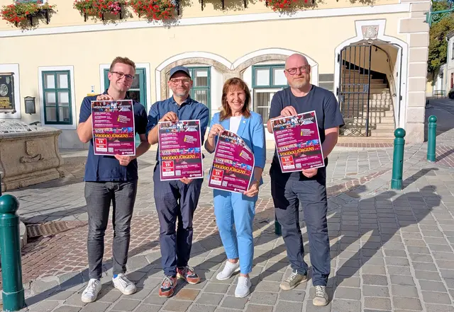 Große Vorfreude auf das 2. Mödlinger Stadtfest mit Haupt-Act Voodoo Jürgens. Von links: Stadtrat Tim Pöchhacker, Vizebürgermeister Rainer Praschak, Bürgermeisterin Silvia Drechsler und Kulturstadtrat Stephan Schimanowa. | Foto: Stadtgemeinde Mödling / cb