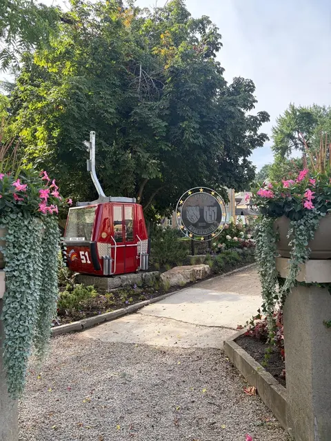 An einem zentralen Platz in Schengen stehen die restaurierte Gondel aus Ischgl sowie eine Partnerschaftstafel – der Platz wird in Kürze offiziell eingeweiht. | Foto: Gemeinde Schengen