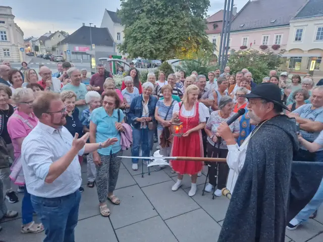 Auf Einladung des Bürgermeisters Christoph Artner fand sich der beliebte Nachtwächter Manfred Hartl samt Hellebarde, mittelalterlichen Outfit mit schwarzem Umhang und Nachtlicht ein.  | Foto: Stadtgemeinde Herzogenburg