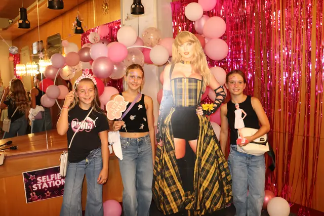 Zur Swiftie-Party kam der Superstar Taylor Swift nicht persönlich. Allerdings wurden in einer Selfie-Ecke mit einer lebensgroßen Taylor-Swift-Figur viele Fotos gemacht.