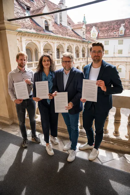V.l.: KPÖ-Sozialsprecher Alexander Melinz, Grünen-Klubobfrau Sandra Krautwaschl, SPÖ-Klubobmann Hannes Schwarz und Neos-Klubobmann Niko Swatek haben einen gemeinsamen Antrag eingebracht. (Archivbild)  | Foto: SPÖ/König