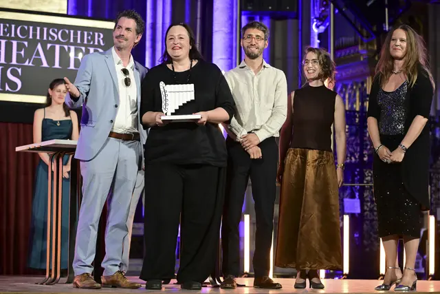Regisseurin Susi Weber, Dirigent Stefan Politzka, Dramaturgin Sonja Honold und Intendantin Irene Girkinger nahmen die Auszeichnung in der Kategorie „Beste Gesamtproduktion Jugend“ für die Kinderoper Brundibár von Thomas Peschta (Vertreter der Wirtschaftskammer Wien, l.) entgegen. | Foto: Christian Jobst