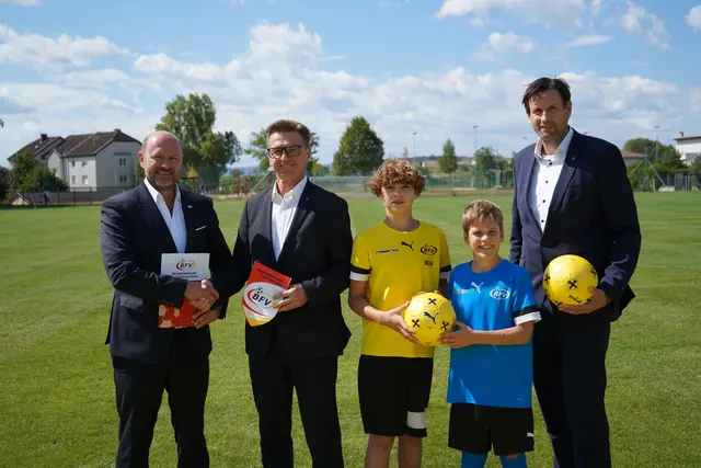 Die Raiffeisenlandesbank setzt ihre langjährige Zusammenarbeit mit dem Burgenländischen Fußballverband fort. | Foto: Raiffeisen Burgenland