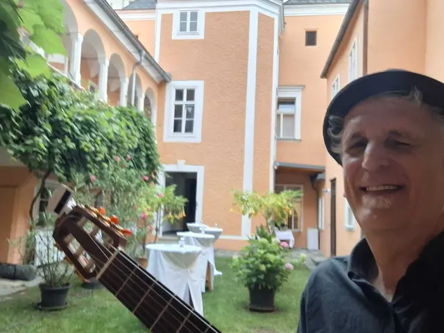 Clemens Scharf entdeckt die Innenhöfe unserer Region – natürlich mit der Gitarre. | Foto: Scharf