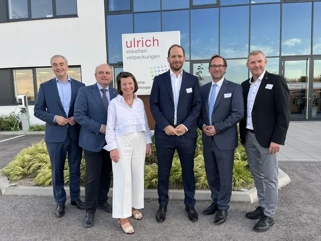 Vizepräsident Christian Moser, Bezirkshauptmann Andreas Strobl, Geschäftsführerin Marietta Ulrich- Horn, Geschäftsführer Rainer Ulrich, Bezirksstellenobmann Andreas Minnich und Bürgermeister Ernst Kreuzinger | Foto: Anna Schrittwieser