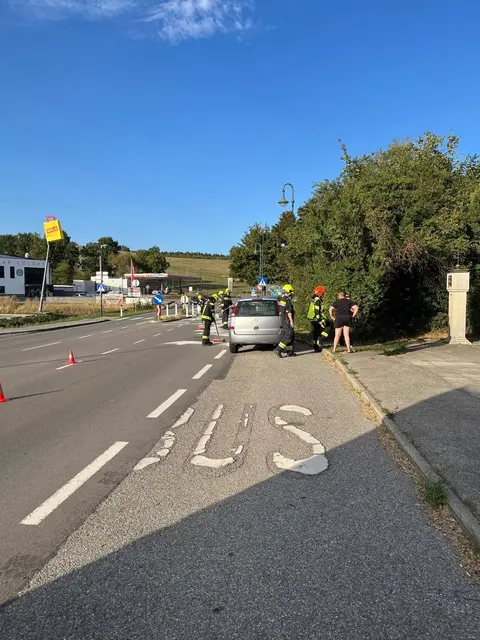 Die Feuerwehr sicherte die Unfallstelle auf der B39 ab. | Foto: LM Jakob Dirnberger