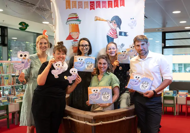 Rund 50 Kinder lauschten der Geschichte zum Welterbe in der Stadbibliothek Salzburg. Im Bild: (v.l.n.r.: Julia Rafetseder (Wissensstadt Salzburg), Maud Koch (Stadt:Bibliothek), Eva Kraxberger (Wissensstadt Salzburg), Gemma Palacio (Buchautorin), Felicitas Biller (Edition Mosaik), Sebastian Lankes (Vertretung Bürgermeister)) | Foto: Stadt Salzburg/Alexander Killer