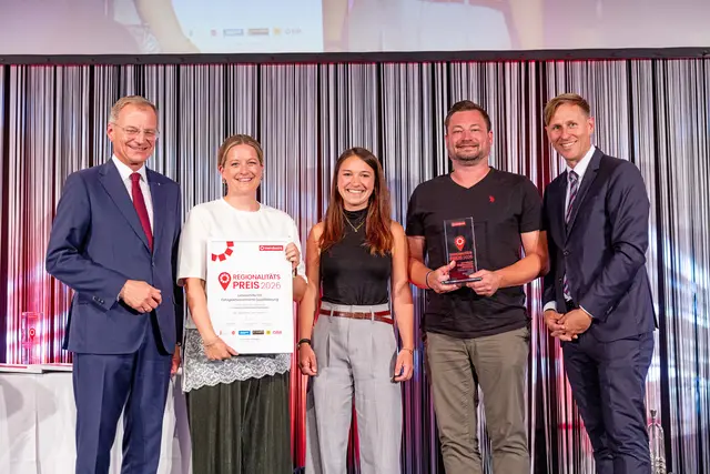 Kategorie Vereine, Institutionen, Behörden: Landeshauptmann Thomas Stelzer (li.) und MeinBezirk OÖ-Chefredakteur Thomas Winkler freuen sich mit Sebastian Thon und seinem Team von der Lebenshilfe.  | Foto: MeinBezirk OÖ/Pils