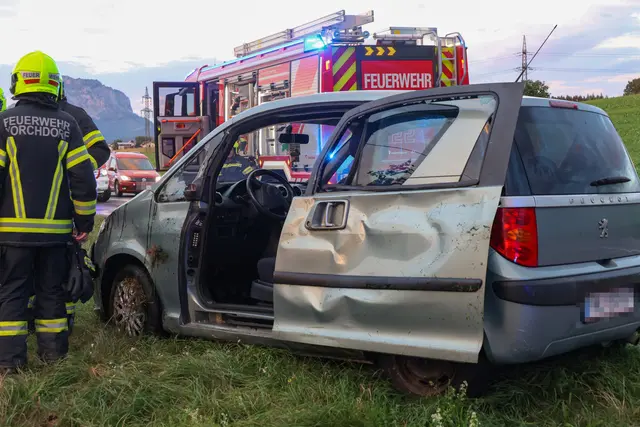 Ein junger Lenker kam in Vorchdorf von der Straße ab – er hatte großes Glück und blieb nahezu unverletzt. | Foto: laumat/Matthias Lauber