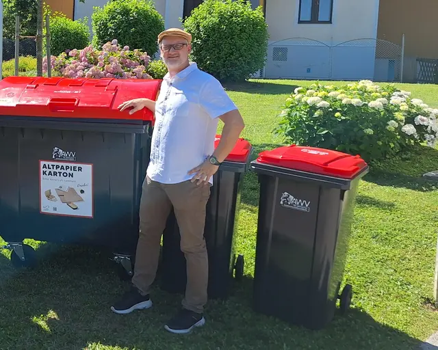 Markus Krogger mit neuen Altpapiertonnen.
