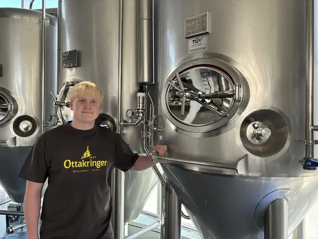 In der Ottakringer Brauerei lernt Krämer auf dem Weg zum Braumeister, jeden Schritt vom Kessel bis zur Flasche. Aktuell arbeitet der Lehrling an einem neuen Radler.  | Foto: Ipirotis/MeinBezirk