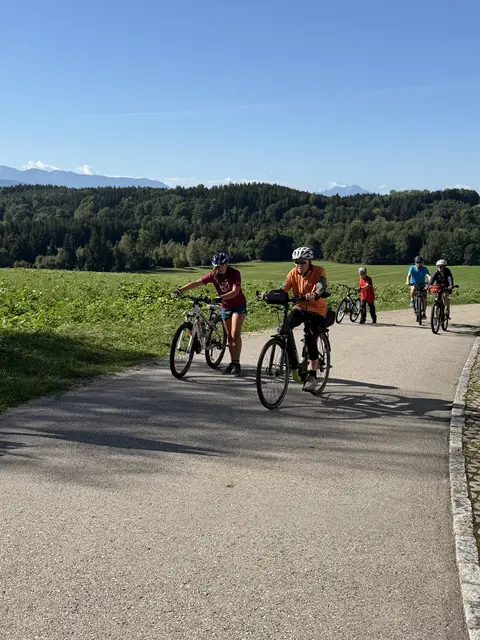 Der 87-jährige Alfred Ematinger (vorne rechts) war der älteste Teilnehmer beim Radwandertag. | Foto: Stadtgemeinde Attnang-Puchheim