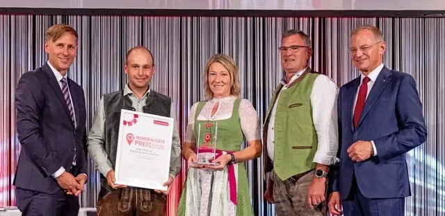 Kategorie Land- &amp; Forstwirtschaft: Landeshauptmann Thomas Stelzer (r.) mit Bezirksjägermeister Franz Auinger (2.v.r.) Renate Fürst (Geschäftsführerin des Verbandes Mühlviertler Alm), AlmDrone-Verantwortlicher Mario Thauerböck (2.v.l.) und MeinBezirk-OÖ-Chefredakteur Thomas Winkler (l.). | Foto: MeinBezirk OÖ/Pils