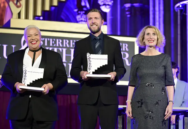 Benjamin Chamandy vom Tiroler Landestheater und Jasmin White von der Volksoper Wien erhielten die Auszeichnung „Bester Nachwuchs“, die ihnen von Ulrike Sych, Rektorin der Universität für Musik und darstellende Kunst Wien, übergeben wurde. | Foto: Christian Jobst