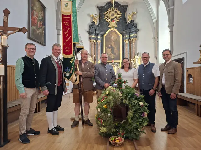 Andreas Scheikl, Kapellmeister Gerhard Weirer, Fahnenträger Johann Weirer,(Ortsbauernratsobmann) Karl Hochreiter, Gemeindebäuerin Carina Grafeneder, Manfred Meissinger,  Karl Oysmüller. | Foto: Birgit Scheikl