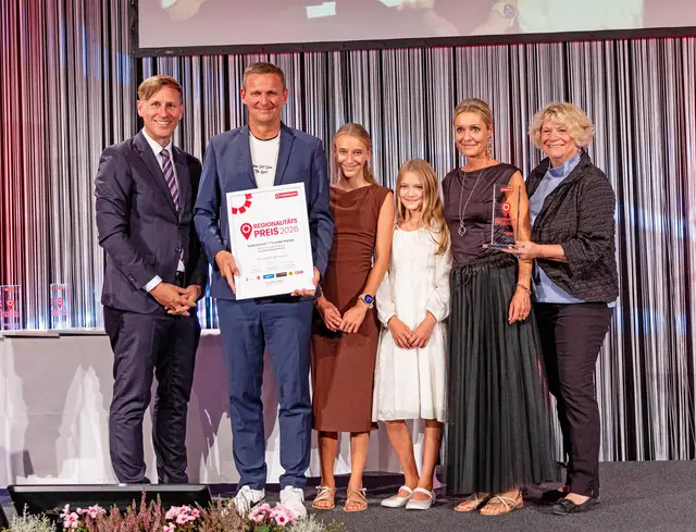 Kategorie Gastronomie &amp; Tourismus: ÖBB-Railtours-Geschäftsführerin Eva Buzzi übergab gemeinsam mit MeinBezirk OÖ-Chefredakteur Thomas Winkler den Regionalitätspreis an Aviva-Geschäftsführer Christian Grünbart (2.v.l.), der mit seiner Frau Kerstin und den Töchtern zur Abschlussgala kam. | Foto: MeinBezirk OÖ/Pils