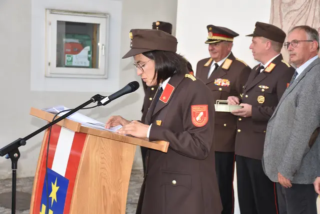 Kommandant Stellvertreter Christa Weber begrüßte die zahlreichen Ehrengäste und Feuerwehrabordnungen. | Foto: Alexandra Goll