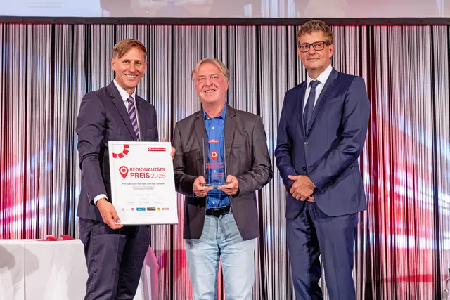 Kategorie Dienstleistung &amp; Handel: MeinBezirk OÖ-Chefredakteur Thomas Winkler, Alfred Haindl von der Perspektive Handel und Michael Nösslböck von der eccontis steuerberatung. | Foto: MeinBezirk OÖ/Pils