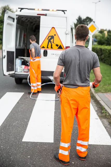 Bei Bodenmarkierungsarbeiten auf einer Straße in Innsbruck kam es in der Nacht auf den 9. September 2026 zu einem Vorfall zwischen einem Pkw-Lenker und einem Arbeiter. (Symbolbild) | Foto: pexels / Marianna Zuzanna