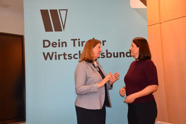 Barbar im Doppelpack: Eibinger-Miedl (l.) und Thaler verstehen sich in Sachen Wirtschaft bzw. Politik.  | Foto: Haun