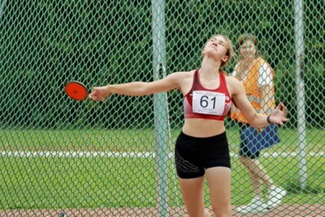 Gloria Madar (U16) schleuderte den Diskus auf 35,15 Meter und konnte sich über den Sieg freuen.  | Foto: Witting