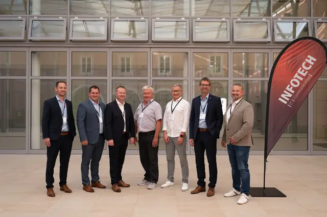 Die Infotech-Geschäftsführer: Martin Mallinger (l.), Stefan Kitzmantl (2.v.l.) und Bernhard Schuster (2.v.r.) zeigen sich mit Standortleiter Rainer Stadler (r.), Bürgermeister Roland Schauer (3.v.l.), 2. Vizebürgermeister Friedrich Peham (Mitte) und 1. Vizebürgermeister Martin Baldinger (3.v.r.) erfreut über die gelungene Standorteröffnung.  | Foto: Infotech