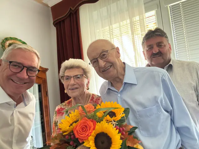 v.l.n.r. Bürgermeister Franz Stiegler, Friederike und Johann Berlakovich und Vizebürgermeister Martin Schneidhofer. | Foto: Gemeinde Matzendorf-Hölles