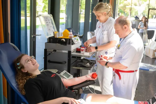 Alle 90 Sekunden wird in Österreich eine Blutkonserve benötigt – dem gegenüber stehen nur 3,35% der Österreicher:innen, die regelmäßig Blut spenden. | Foto: JKU