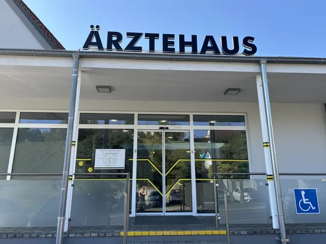 Medizinische Versorgung unter einem Dach: Im Jagerberger Ärztehaus kümmern sich praktische Ärztin Dr. Alexandra Stradner und Zahnarzt Dr. Ahmed Khattab um die Gesundheit der Bevölkerung. | Foto: MeinBezirk/Gerda Sammer-Schmidt