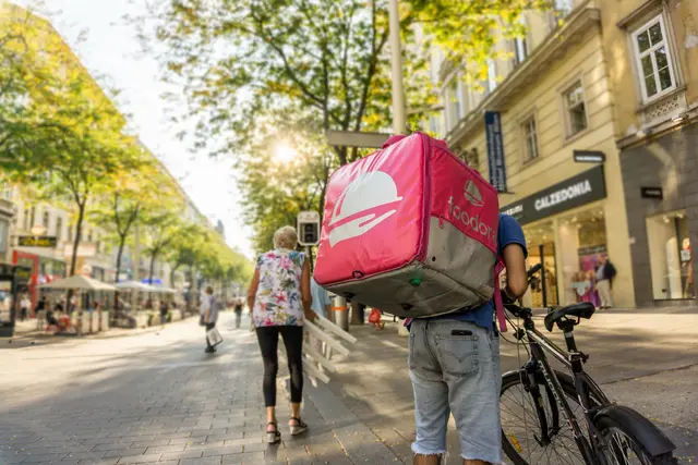 Ab dem 1. Oktober gelten E-Mopeds nicht mehr als Fahrräder und dürfen somit herkömmliche Radwege in Österreich nicht mehr befahren. (Symbolfoto) | Foto: MysteryShot/Smarterpix