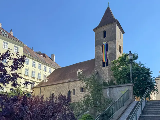 Die Regenbogenflagge gilt als Symbol der Kirche und ihrer Gemeinschaft. | Foto: St. Ruprecht