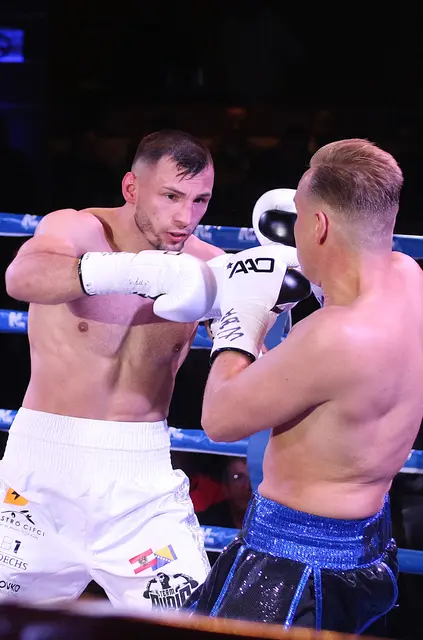 Konzentrierter Boxsport Auftritt - Edin Avdic (links): | Foto: Schwaighofer