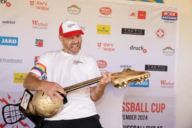 Zum Finale wird der von "gabarage upcycling design" gestaltete Band Fußball Cup‑Pokal überreicht. | Foto: Roland Rudolph