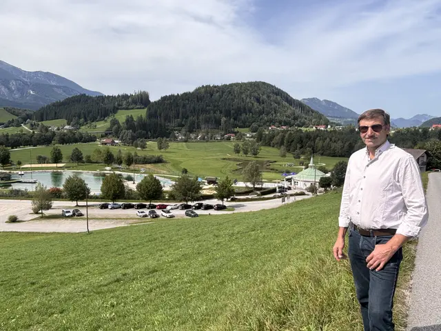 Bürgermeister Johann Feßl vor dem Freizeitzentrum mit Badesee und Restaurant "Salettl". Im Hintergrund rechts befindet sich das Edlbacher Moor. | Foto: Weymayer