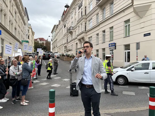 Bezirksvorsteherin-Stellvertreter Oliver Möllner (ÖVP) war während der Demo zugegen und versicherte die Unterstützung der Volkspartei.  | Foto: Ipirotis/MeinBezirk