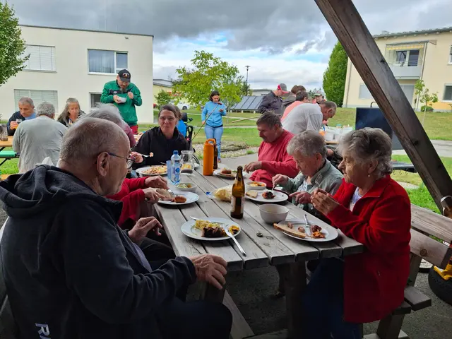 Beim gemeinsamen Grillfest des Lebenshilfe-Wohnhauses St. Peter und des Betreubaren Wohnens stand die Gemeinschaft im Mittelpunkt | Foto: Lebenshilfe OÖ