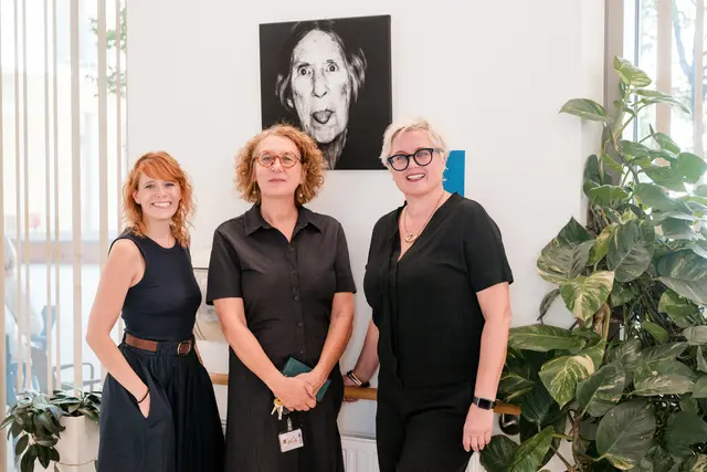 Die Künstlerin und Fotografin Miriam Mehlman (links) porträtierte 32 Bewohnerinnen der Pflegeeinrichtung.  Bärbel Klepp (rechts) erarbeitete mit ihnen gemeinsam ihre Lebensgeschichte. Pflegedirektorin Sabine Sramek (Mitte) sprach in ihrer Eröffnungsrede von großen Veränderungen in der Pflege.
 | Foto: Miriam Mehlman &amp; Anna Cordes Miriam Mehlman Fotografie