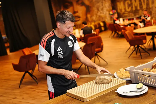 ... schneidet Alessandro Schöpf Brot aus der MCMVIII Bakery auf. | Foto: MeinBezirk/Benjamin Reischl