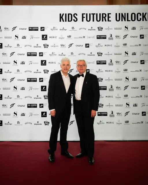 Comedian Michael Mittermeier (l.) mit dem CEO der Raiffeisen Bank International Michael Höllerer. | Foto: Gabriel Hauer / Bomdia Medien GmbH