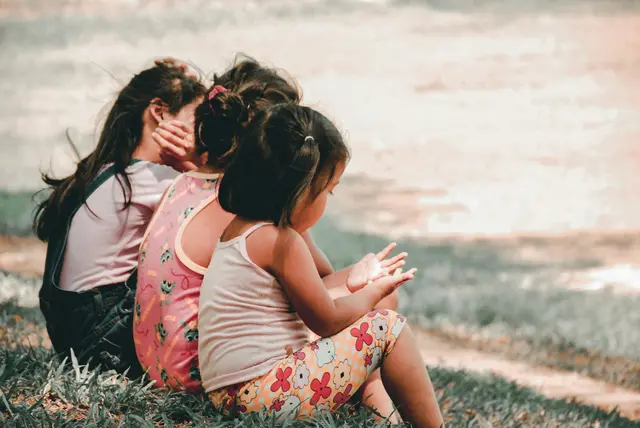 Ein Bericht über mögliche Millionenforderungen nach Kindesabnahmen sorgt für Aufsehen. Der MA 11 sind nach eigenen Angaben keine entsprechenden Klagen bekannt. (Symbolbild) | Foto: unsplash / Charlein Gracia