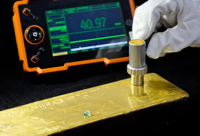 Zur Überprüfung der Echtheit werden die Bestände laut OeNB regelmäßig mit Präzisionswaagen, Ultraschallgeräten und Röntgenfluoreszenzspektrometern kontrolliert. | Foto: OeNB/Niesner