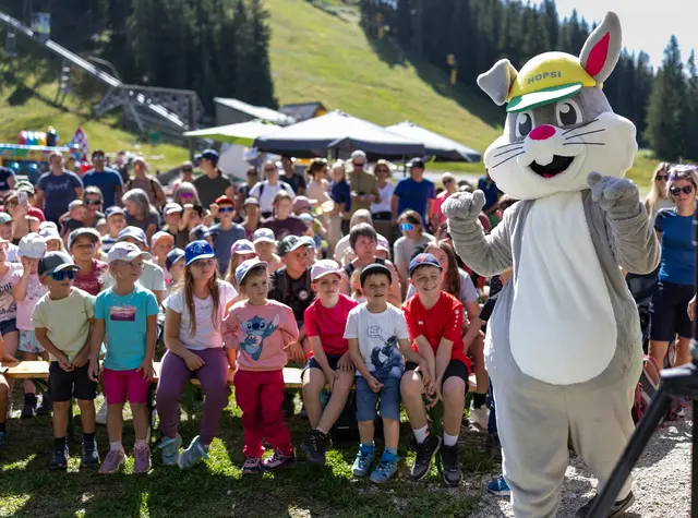 Maskottchen Hopsi hieß zahlreiche Kinder und Familien auf der Planai willkommen. | Foto: Harald Steiner