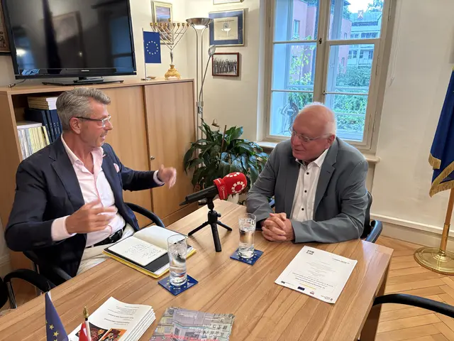Franz Schausberger, Präsident des Instituts der Regionen Europas (IRE) im Gespräch mit MeinBezirk Chefredakteur Michael Kretz | Foto: MeinBezirk