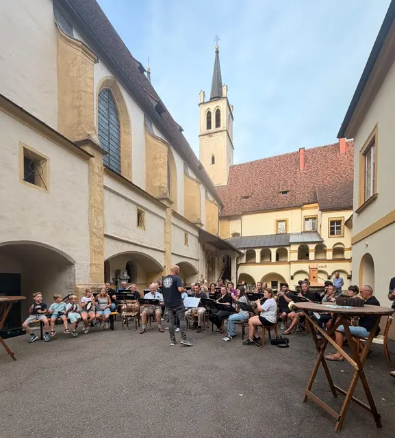 In einer entspannten Atmosphäre konnte das Publikum Einblicke in den Ablauf einer Probe bekommen und verschieden Musikstücken lauschen. | Foto: Petra Schöggl