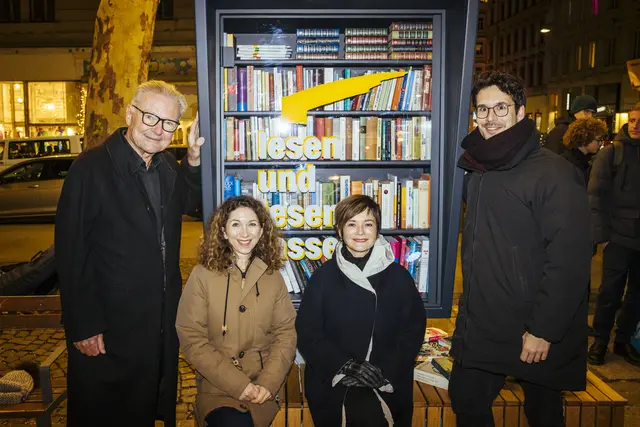 Bezirksvorsteher Michael Luxenberger (r.) und Stefan M. Gergely (l.) trafen einander bereits zu einem früheren Lesefest mit Literaturbegeisterten beim Bücherschrank am Margaretenplatz. | Foto: Stadt Wien/Maria Noi
