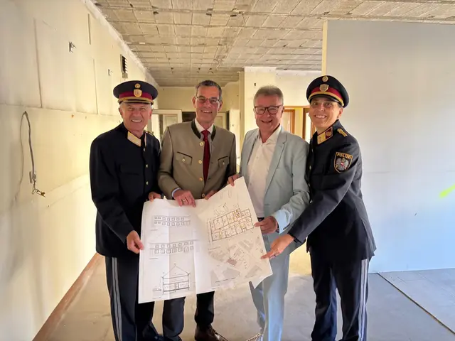 Bürgermeister Martin Falk mit Landespolizeidirektor Franz Popp, Bezirkshauptmann Stefan Grusch und Bezirkspolizeikommandantin Birgit Geitzenauer beim Lokalaugenschein. | Foto: Manuela Danzinger