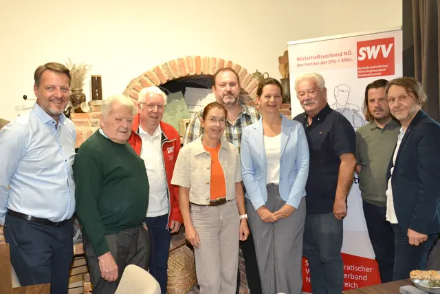 SPÖ-Stadtparteivorsitzender Vizebürgermeister Mag. Gerhard Riegler, KommR Hans Habersohn, KommR Herbert Hinterberger, Brigitte Strobl, Helmut Breiteneder, SPÖ-Bezirksvorsitzende Bürgermeisterin Mag.a Kerstin Suchan-Mayr, Anton Ebner, Stv. SWV-Bezirksvorsitzender Amstetten, Ernst Wohlmuth und SWV NÖ-Landesgeschäftsführer Mag. Gerd Böhm. | Foto: SWVNÖ
