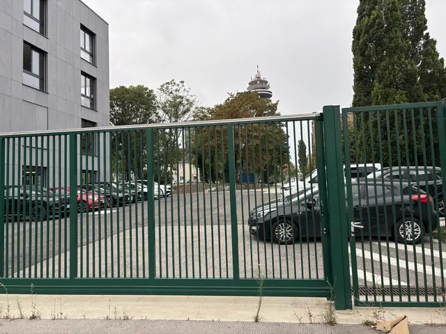 Wo der Weg durch das Kasernenareal führen sollte, steht man aktuell noch vor einer Absperrung.  | Foto: Luca Arztmann/MeinBezirk