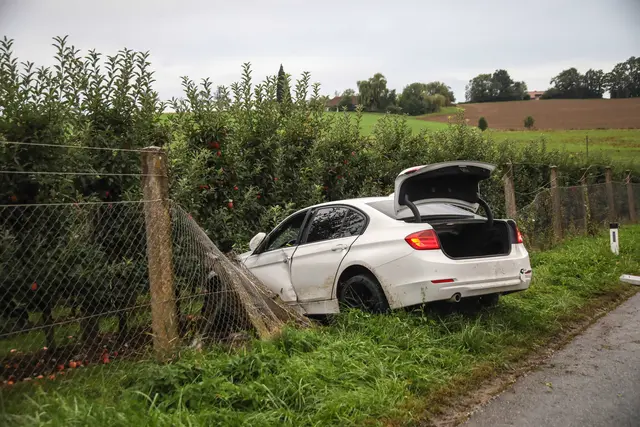 Von einem BMW, der in Buchkirchen von der Straße abgekommen war, blieb nur mehr ein Autowrack übrig. | Foto: laumat.at