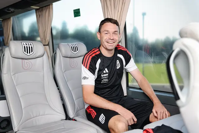 ... und Florian Flecker genießt die Zeit im neuen LASK-Bus. | Foto: MeinBezirk/Benjamin Reischl